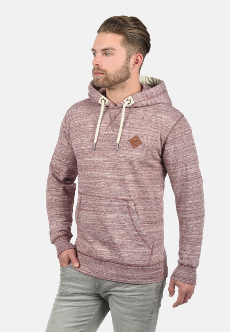 Bordowa bluza z kapturem o strukturalnej tkaninie, z przednią kieszenią, sznurkiem ściągającym oraz małą brązową skórzaną naszywką z logo na piersi.