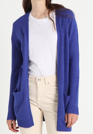 Cardigan blu royal realizzato in materiale morbido, con maniche lunghe, apertura anteriore e due tasche frontali. I polsini a costine aggiungono texture.