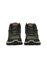 Zapatos de senderismo verde oscuro con acentos negros, superficies texturizadas y cordones grises. Presentan una suela acolchada y un logotipo en la lengüeta.