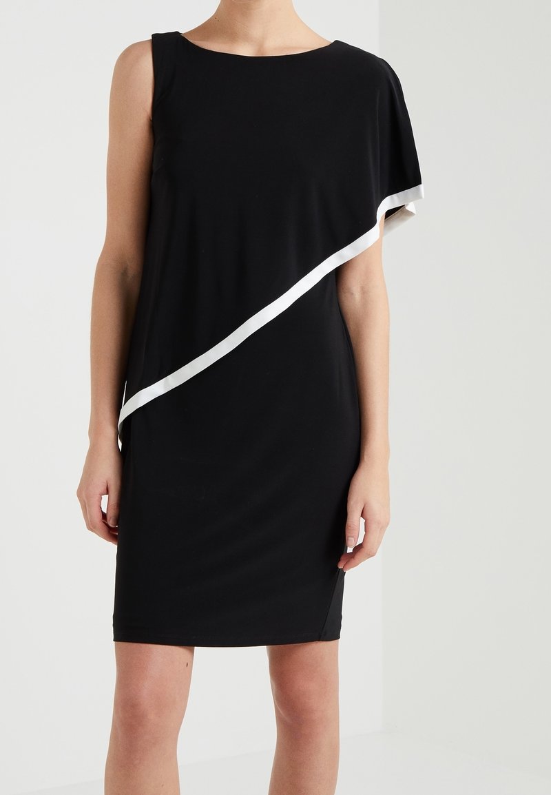 Czarna sukienka z asymetrycznym dekoltem, z ukośnym białym paskiem na piersiach. Wykonana z gładkiego, rozciągliwego materiału.