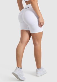 Smilodox CETRINA SEAMLESS SCRUNCH  - Shortsit - weiß
