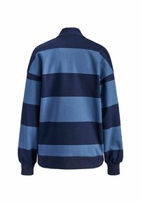 Zils un tumši zilas svītrots džemperis ar klasisku apkakli un ribotām piedurknēm. Mīksta auduma, kas demonstrē gludu tekstūru un brīvu piegriezumu.