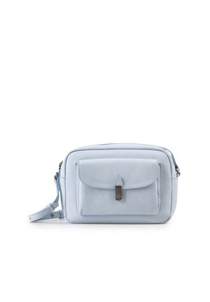 Hellblaue strukturierte Leder-Umhängetasche mit Frontklappentasche und Metallverschluss, verstellbarer Riemen auf weißem Hintergrund sichtbar.