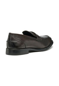 Scarpa in pelle marrone scuro con punta arrotondata, superficie liscia, cuciture decorative e tacco in gomma nera basso. Design senza lacci, accenti minimi.
