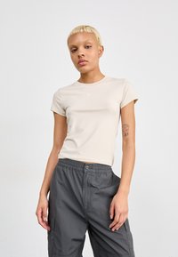 Nike Sportswear Navadna majica - light orewood burn