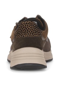 Brauner Sneaker mit einem strukturierten Leopardenmuster an der Rückseite, aus Wildleder und glatten Materialien, gepolsterter beiger Sohle und einem Zugtab an der Rückseite.