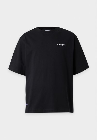 Μαύρο T-shirt με κοντά μανίκια και μικρό λευκό κείμενο "OFF" στο πάνω αριστερό μέρος του στήθους και μικρό λογότυπο σε στυλ γραφής κοντά στο κάτω αριστερό στρίφωμα.