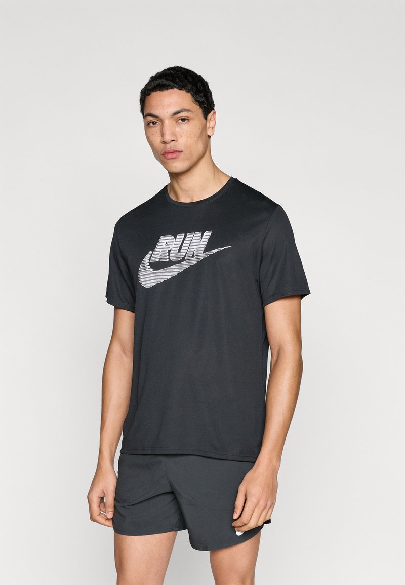 Čierne športové tričko s okrúhlym výstrihom a krátkymi rukávmi, s výrazným bielym logom "RUN" a návrhom Nike swoosh.