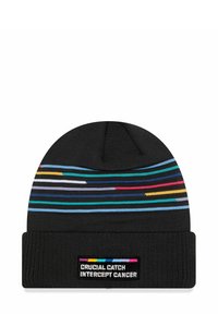 Cappello in maglia nera con un motivo a righe colorate e bordo piegato. Presenta un'etichetta ricamata: "CRUCIAL CATCH INTERCEPT CANCER."