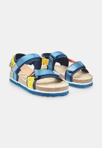 Mitmevärvilised sandaalid reguleeritavate rihmadega sinises, kollases ja oranžis; korkjalats; tekstureeritud kummist s explanation; juhuslik disain.