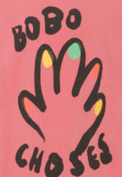 Ružičasta pamučna tkanina sadrži veliki crni obris ruke s više boja na prstima. "BOBO CHOSES" је odštampano podebljanim crnim slovima.
