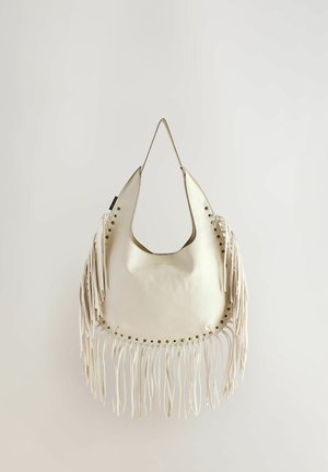 Hobo-Tasche aus cremefarbenem Leder mit geschwungener Form. Verfügt über Fransenakzente und Metallösen entlang der oberen Kante. Einzelner Schulterriemen.