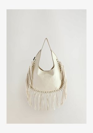 Hobo-Tasche aus cremefarbenem Leder mit geschwungener Form. Verfügt über Fransenakzente und Metallösen entlang der oberen Kante. Einzelner Schulterriemen.