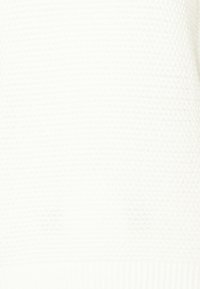 Baltas megztinis su tekstūruota raštu, raukšlėtomis rankovėmis ir hemu, lengvos konstrukcijos, tinkamas sluoksniavimui.