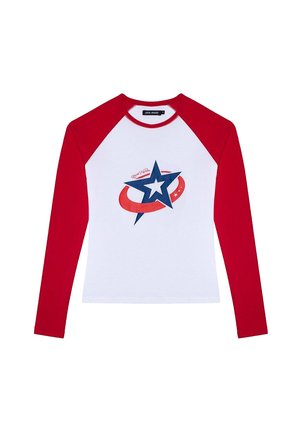 Langärmliges weißes Hemd mit roten Raglanärmeln, das ein navyblaues Stern- und rotes Schwung-Graphic mit kleinen Sternen und Text auf der Brust zeigt.