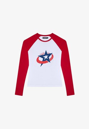 Langärmliges weißes Hemd mit roten Raglanärmeln, das ein navyblaues Stern- und rotes Schwung-Graphic mit kleinen Sternen und Text auf der Brust zeigt.