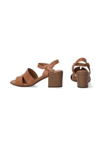 Bruine leren sandalen met hak, open tenen, kruislings banden en een verstelbare enkelband. Bevat een gegroefde blokhak.