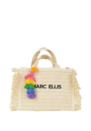 Borsa intrecciata beige con manici corti, bordi sfrangiati, scritta "MARC ELLIS" e ciondolo con nappina colorata nei colori dell’arcobaleno appeso sul davanti.