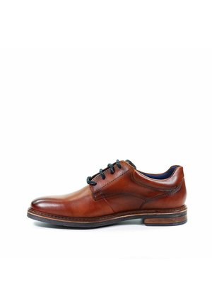 Braune Lederanzugschuhe mit runder Zehenform, schwarzen Schnürsenkeln, detaillierter Näht und einem kontrastierenden braunen Holzabsatz.