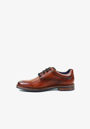 Braune Lederanzugschuhe mit runder Zehenform, schwarzen Schnürsenkeln, detaillierter Näht und einem kontrastierenden braunen Holzabsatz.