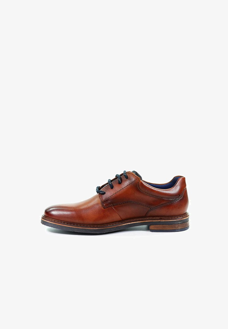 Braune Lederanzugschuhe mit runder Zehenform, schwarzen Schnürsenkeln, detaillierter Näht und einem kontrastierenden braunen Holzabsatz.