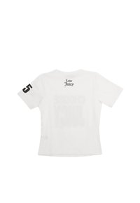 T-shirt bianco a maniche corte con testo stampato nero "Love Juicy" sul retro e numero "5" sulla manica sinistra. Vestibilità regolare, texture liscia.