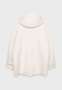 Witte, donzige jas met capuchon en een losse pasvorm, voorzien van een zachte textuur en zonder zichtbare sluitingen of versieringen aan de achterkant.