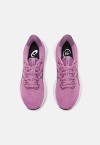 Fialové sportovní boty s prodyšným síťovaným svrškem, tónovanými šňůrkami, polstrovanou podrážkou a logem na jazyku a stélce.