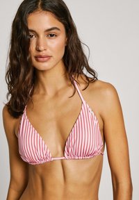 Top bikini a strisce rosa e bianche con forma triangolare, spalline regolabili e tessuto raccolto, caratterizzato da un piccolo logo.