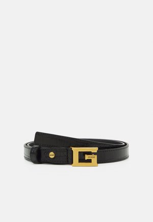 Ceinture en cuir noir avec texture crocodile et boucle dorée en forme de G gravée du logo "GUESS".