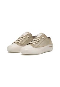 Beige farbene Leinenschuhe mit einer weißen Gummi-Zehenkappe, die auffällige Nähte, flache Schnürsenkel und eine markenspezifische Seitenakzentuierung aufweisen.