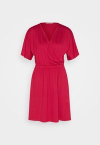 Robe rouge à manches courtes avec un décolleté en V, à encolure croisée et taille élastique, longueur genou, présentée sur fond blanc.