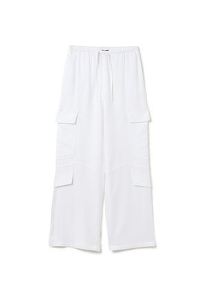 Pantalones cargo blancos con un corte holgado, que cuentan con múltiples bolsillos laterales, una cinturilla elástica y un cordón para un cierre ajustable.