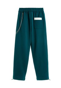 Pantalones deportivos verde azulado con cintura elástica, bolsillo lateral con una cadena decorativa y cremalleras en los tobillos para un ajuste ajustable. Textura de tela suave.