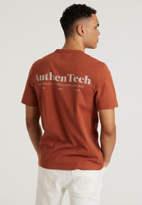CHASIN' BASIC  AUTECH - Camiseta estampada - red