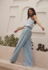 Next TIE WAIST WIDE LEG - Laisvo kirpimo džinsai - bleach