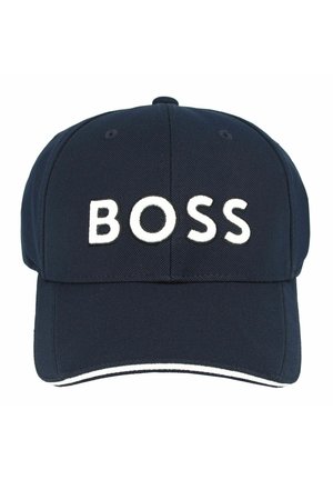 Marineblauwe pet met witte geborduurde "BOSS"-logo, textielstof, gebogen rand en witte accentstiksels langs de rand.