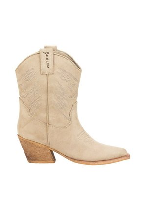 Botas de cowboy de ante beige con puntera afilada y detalle texturizado en el caña, con un tacón de madera apilada y una lengüeta en la parte trasera.