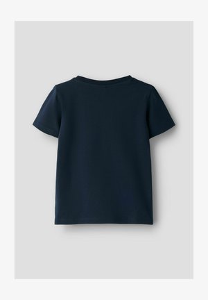 Jednostavna tamnoplava pamučna majica kratkih rukava s okruglim izrezom, prikazana sa stražnje strane na svijetlosivoj pozadini.