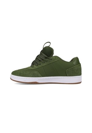 Groene sneakers met een mix van gestructureerd suède en gladde synthetische materialen, met een witte rubberen zool en geperforeerde accenten aan de zijkanten.