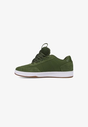 Groene sneakers met een mix van gestructureerd suède en gladde synthetische materialen, met een witte rubberen zool en geperforeerde accenten aan de zijkanten.