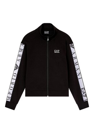 Chaqueta negra con cremallera con texto blanco "Emporio Armani" y logotipos en las mangas, y pequeño logo blanco "EA7 Emporio Armani" en el pecho.