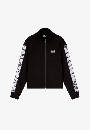 Chaqueta negra con cremallera con texto blanco "Emporio Armani" y logotipos en las mangas, y pequeño logo blanco "EA7 Emporio Armani" en el pecho.