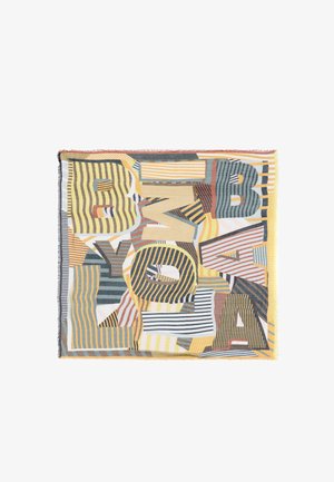 Šál s veľkými, prekrývajúcimi sa pruhovanými písmenami v žltých, oranžových, modrých a hnedých odtieňoch na bielom pozadí s strapcami na okrajoch.