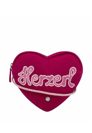 Dieproze hartvormige tas met een gedraaide lichtroze band en het woord "Herzerl" in grote, sierlijke letters geborduurd.