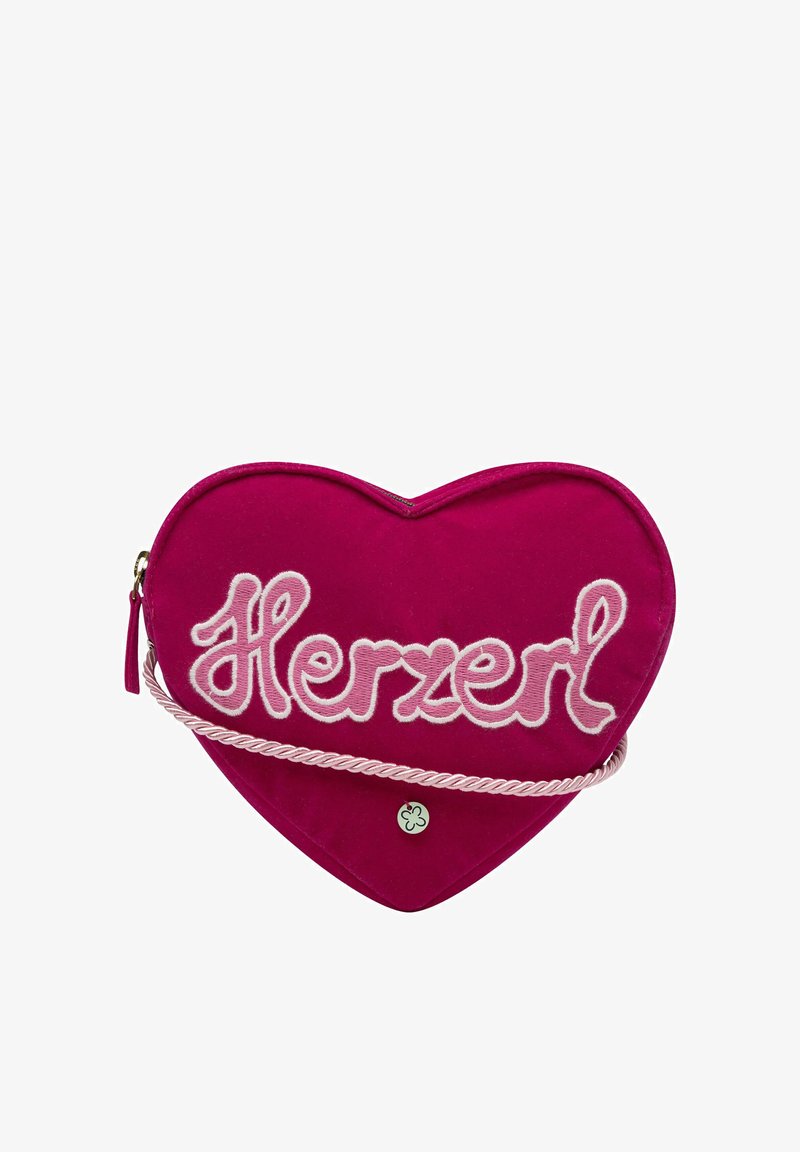 Sac rose foncé en forme de cœur avec une sangle tordue rose clair et le mot "Herzerl" brodé en grandes lettres cursives.