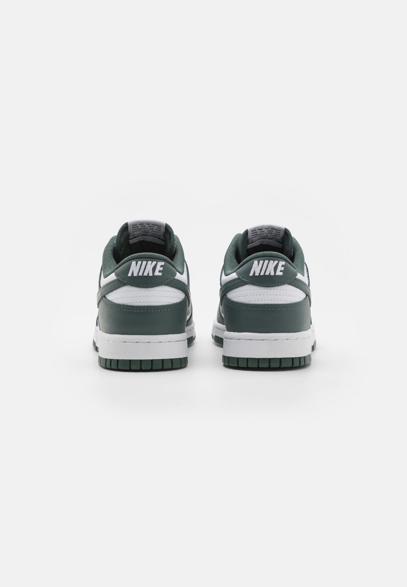 Nike Dunk sneakers in donkergroen en wit leer, laag uitgesneden ontwerp met gevoerde kraag, rubberen zool en contrasterende stiksels.