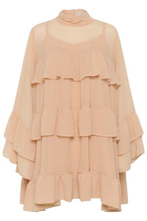 Rochie bej largă, cu straturi, mâneci lungi din tul, volane multiple și guler înalt cu fermoar în spate.