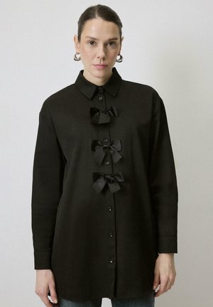 Blúzka so zapínaním na gombíky - black