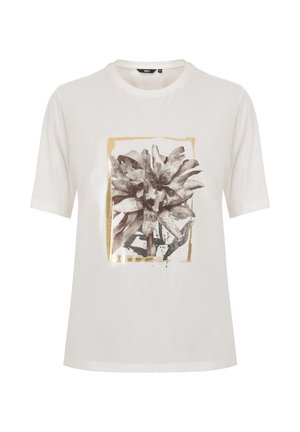 Camiseta de algodón blanca con corte suelto. Presenta un estampado floral en blanco y negro dentro de un rectángulo dorado. Mangas cortas, escote redondo.
